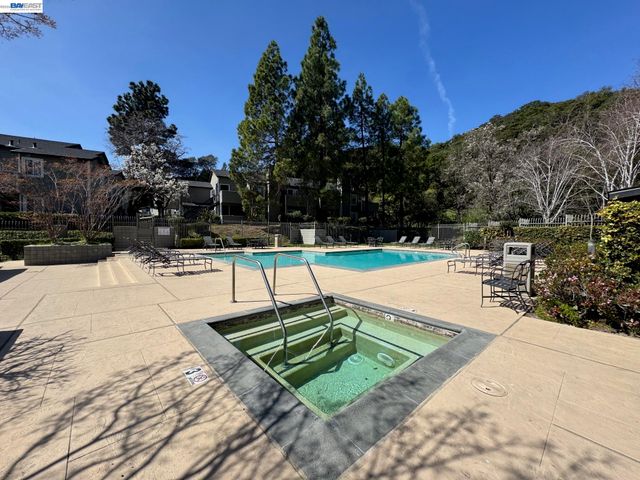 630 Canyon Oaks Drive D, Oakland, CA 94605