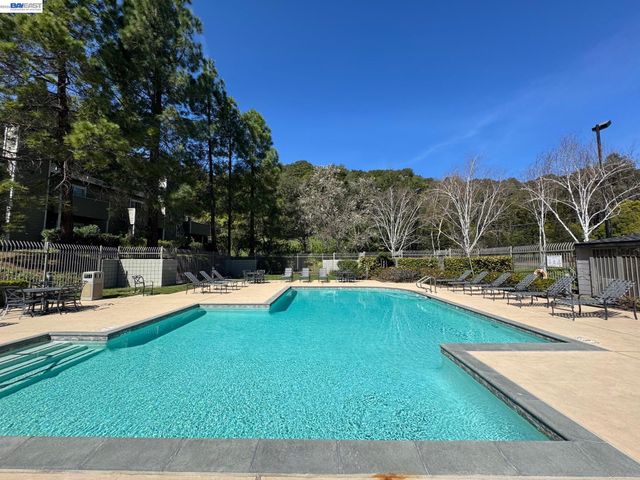 630 Canyon Oaks Drive D, Oakland, CA 94605