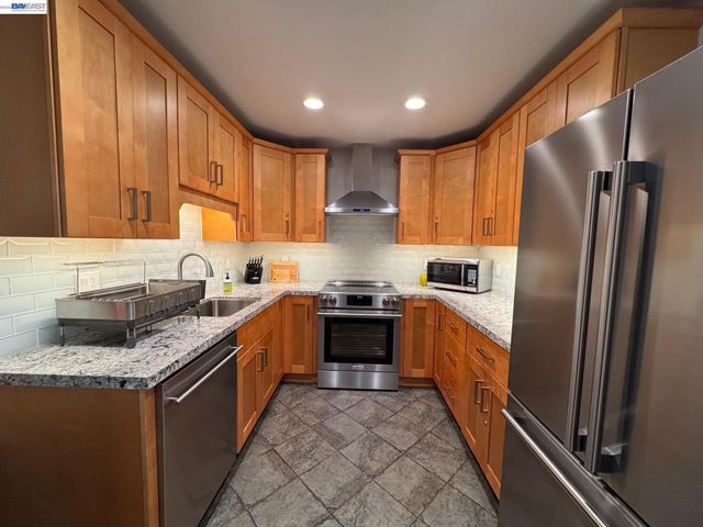 630 Canyon Oaks Drive D, Oakland, CA 94605