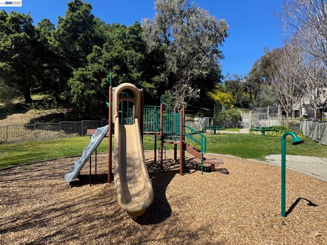 630 Canyon Oaks Drive D, Oakland, CA 94605