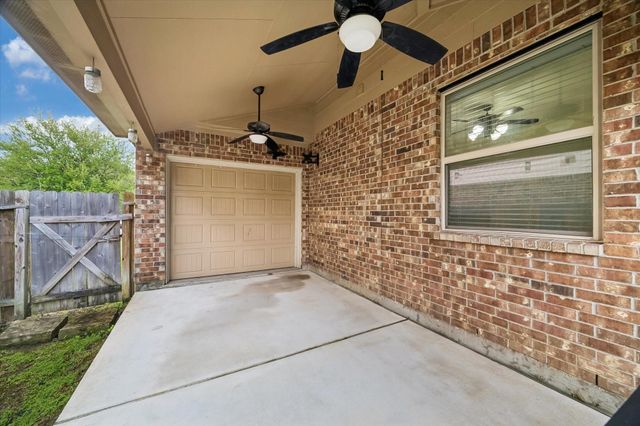 6723 Hunters Way Lane, Baytown, TX 77521
