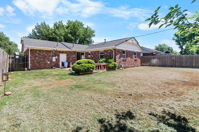 2824 Manchester Drive, The Village, OK 73120