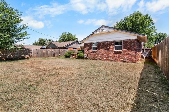 2824 Manchester Drive, The Village, OK 73120