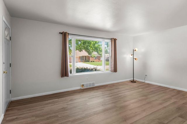 2824 Manchester Drive, The Village, OK 73120