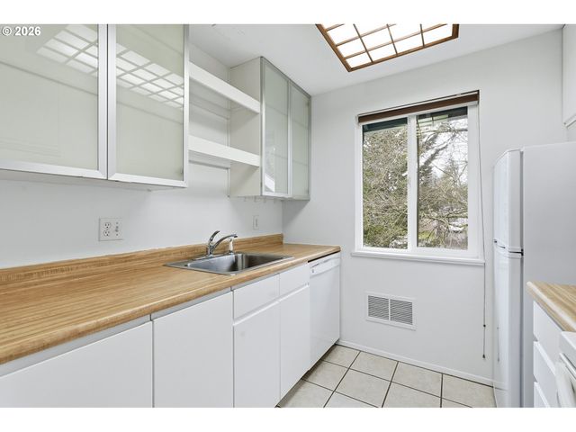 10000 Sw HALL Blvd 4, Portland, OR 97223