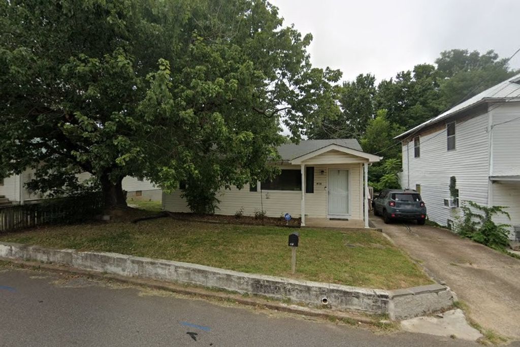 418 W Blythe St, W, Paris, TN 38242