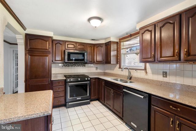 13203 HILLENDALE DR, Woodbridge, VA 22193