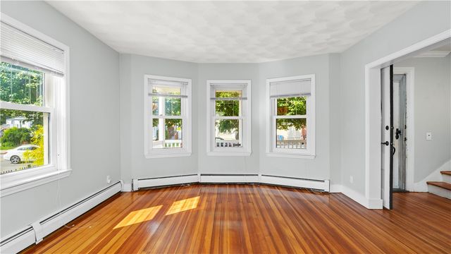 814 W Shore Road, Warwick, RI 02889