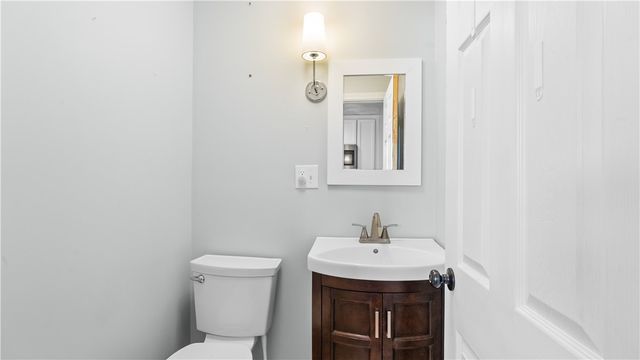 814 W Shore Road, Warwick, RI 02889