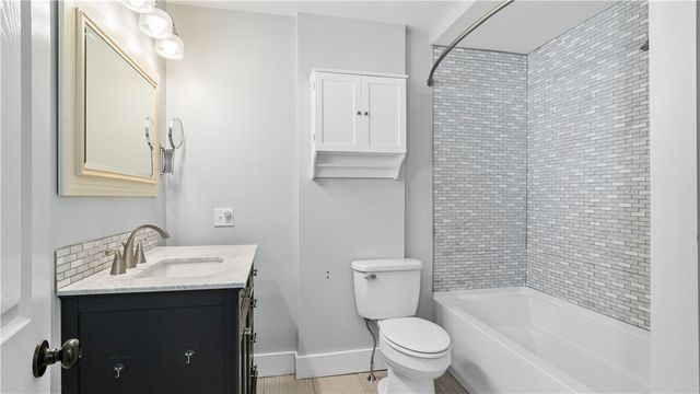 814 W Shore Road, Warwick, RI 02889