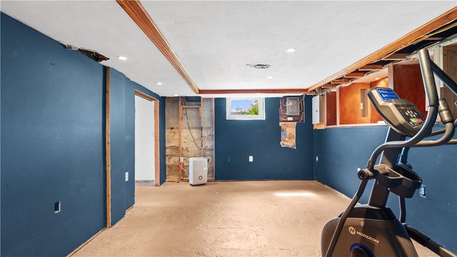 814 W Shore Road, Warwick, RI 02889