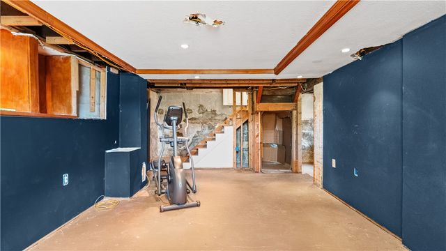 814 W Shore Road, Warwick, RI 02889