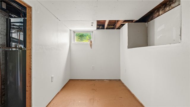 814 W Shore Road, Warwick, RI 02889