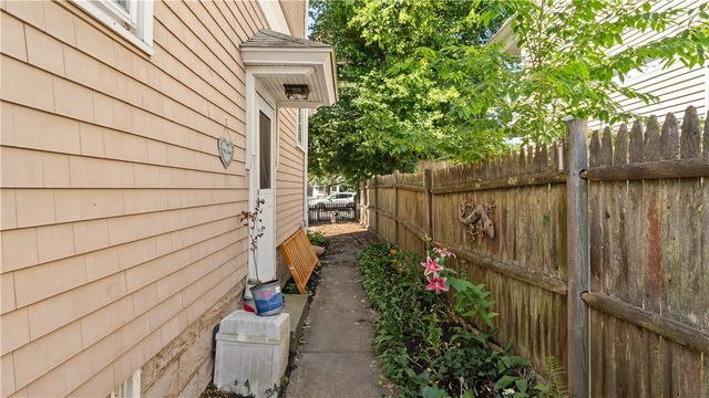 814 W Shore Road, Warwick, RI 02889