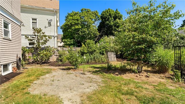 814 W Shore Road, Warwick, RI 02889