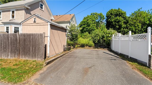 814 W Shore Road, Warwick, RI 02889