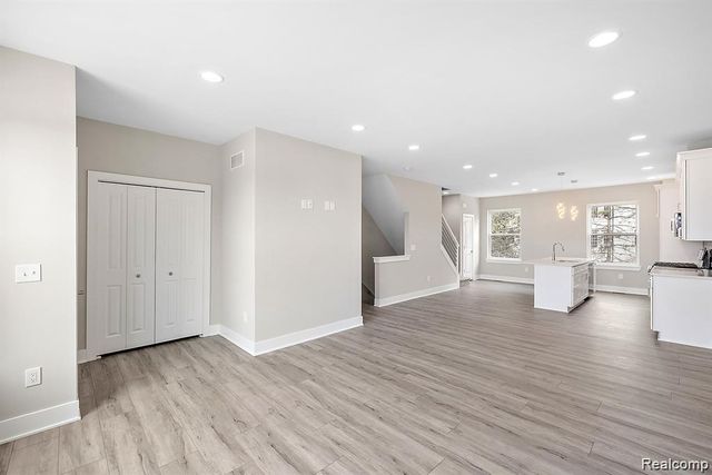 1237 Timberlane Dr, Troy, MI 48098