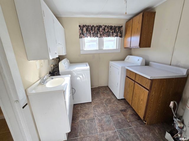 900 S 16TH Street, Herrin, IL 62948