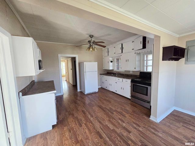 900 S 16TH Street, Herrin, IL 62948