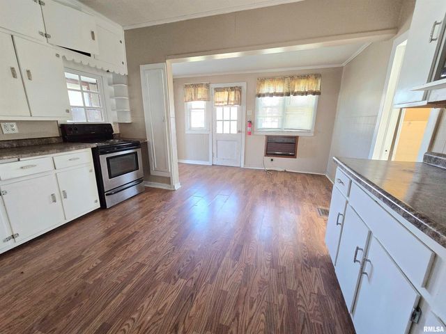 900 S 16TH Street, Herrin, IL 62948