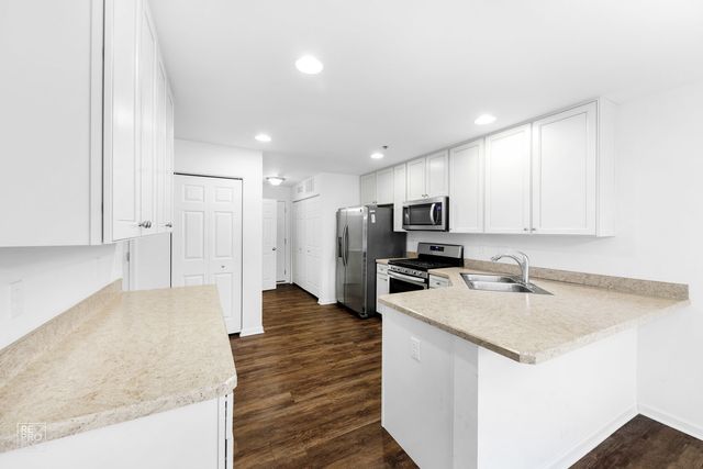 7109 Hidden Green Circle 3302, Fox Lake, IL 60020