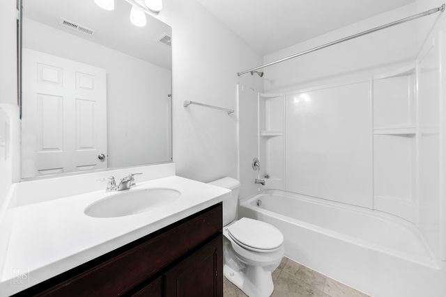 7109 Hidden Green Circle 3302, Fox Lake, IL 60020