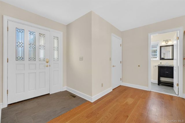 24 Coventry Circle, Mahopac, NY 10541