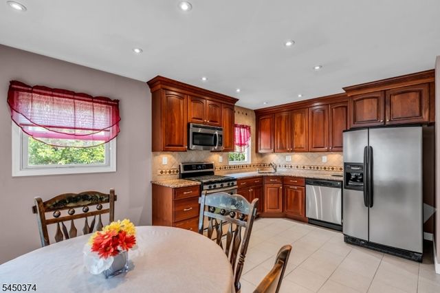 499 Old Stage Rd, Spotswood Boro, NJ 08884