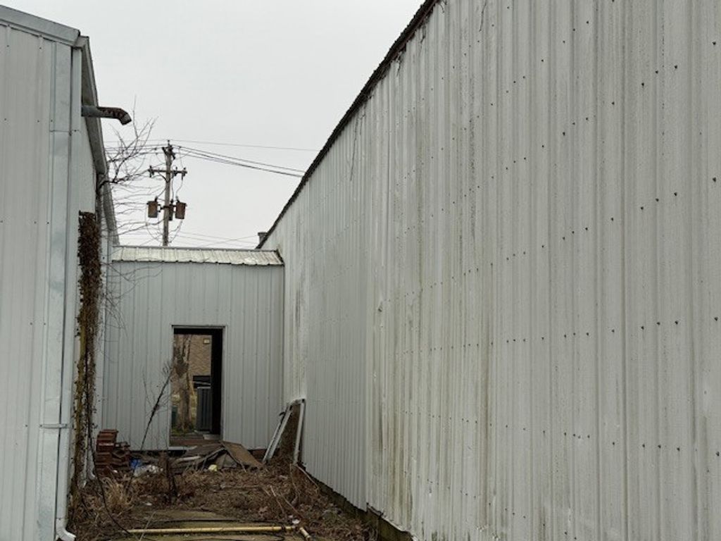 Image 9 of property listing at 323 S 11th Street, Mt Vernon, IL 62864