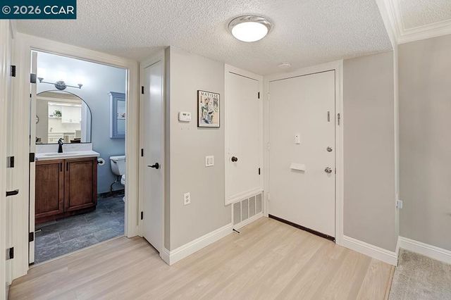 2716 Tice Creek 1, Walnut Creek, CA 94595