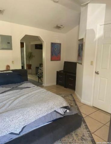 100 Dinn Dr Unit 2, San Antonio, TX 78218