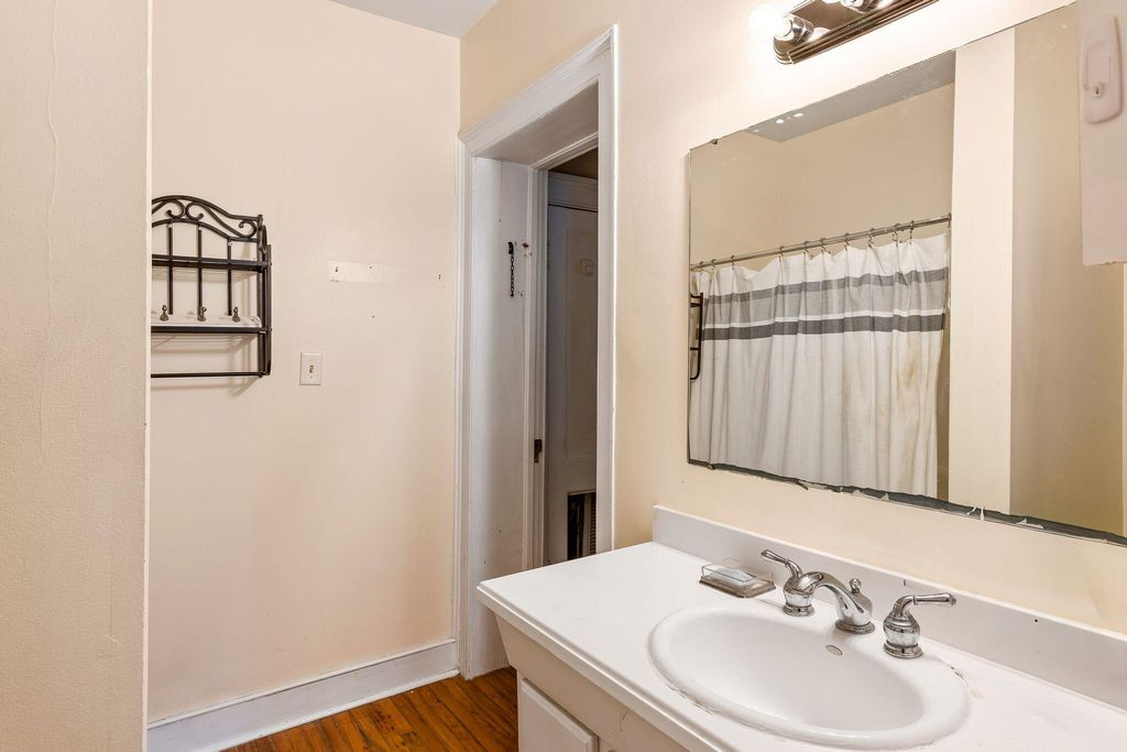 Image 10 of property listing at 210 Calhoun Street A, Charleston, SC 29401