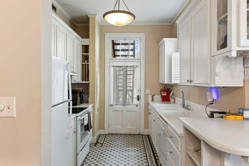 Image 7 of property listing at 210 Calhoun Street A, Charleston, SC 29401