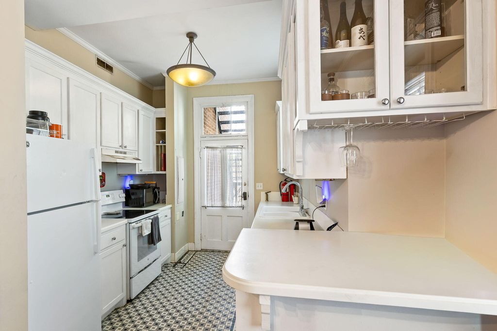 Image 8 of property listing at 210 Calhoun Street A, Charleston, SC 29401