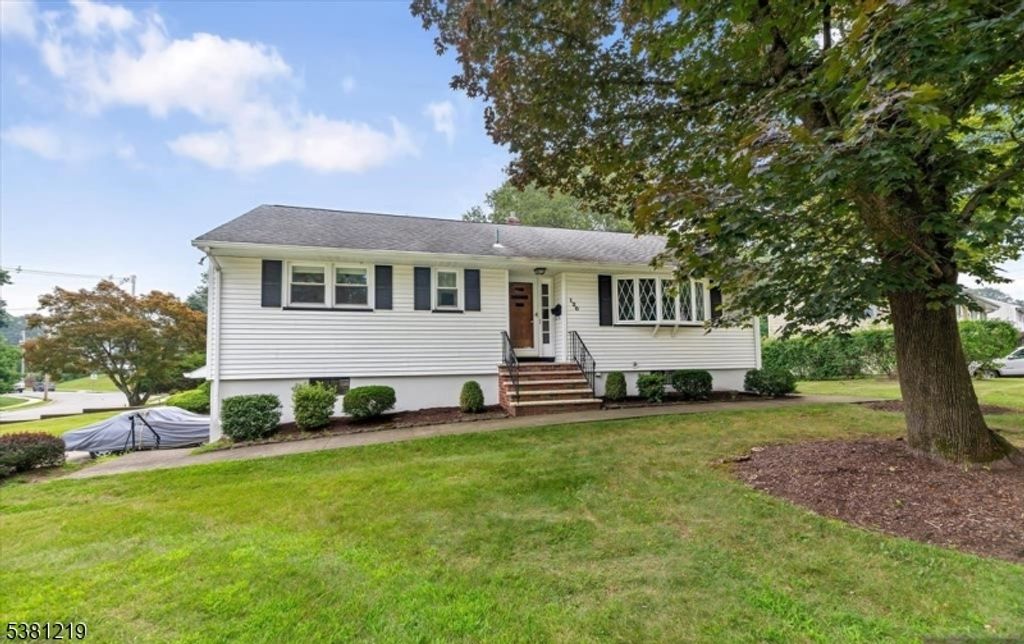 120 Knolls Rd, Bloomingdale Boro, NJ 07403