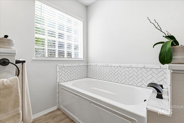 920 N Ashford Ln., Nampa, ID 83687