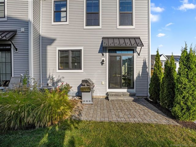 22 Brentwood Circle 22, Danbury, CT 06810