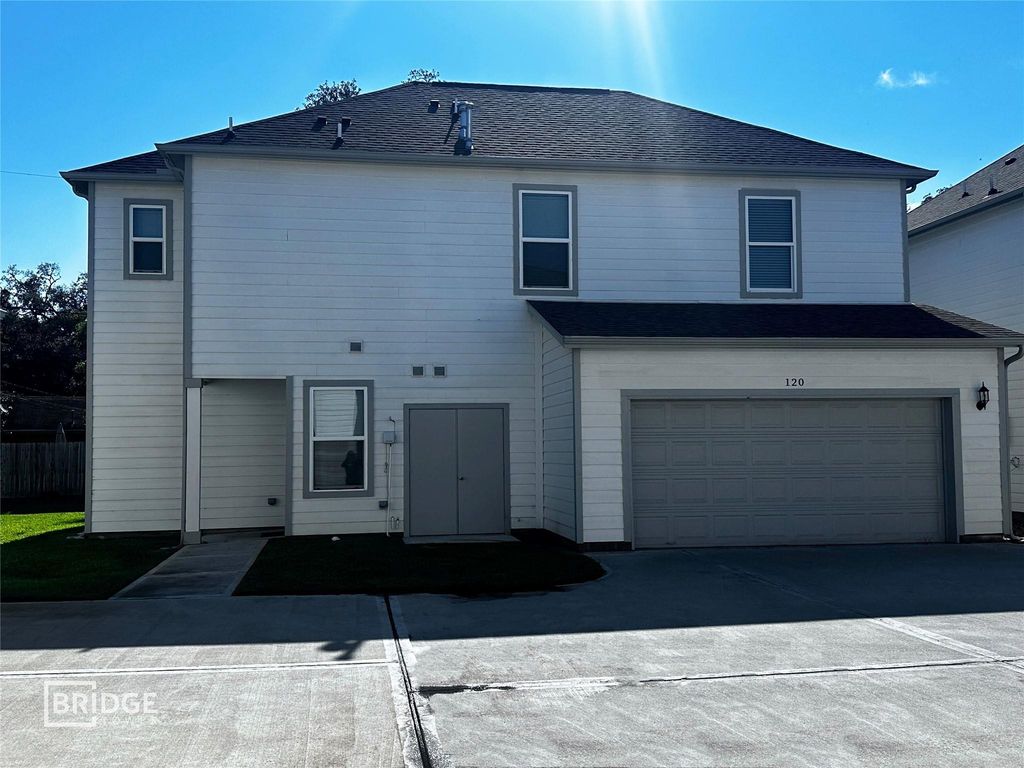 120 Pecan Lane, Lake Jackson, TX 77566