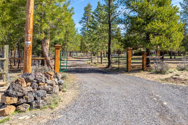 8965 Split Rail Road, La Pine, OR 97739