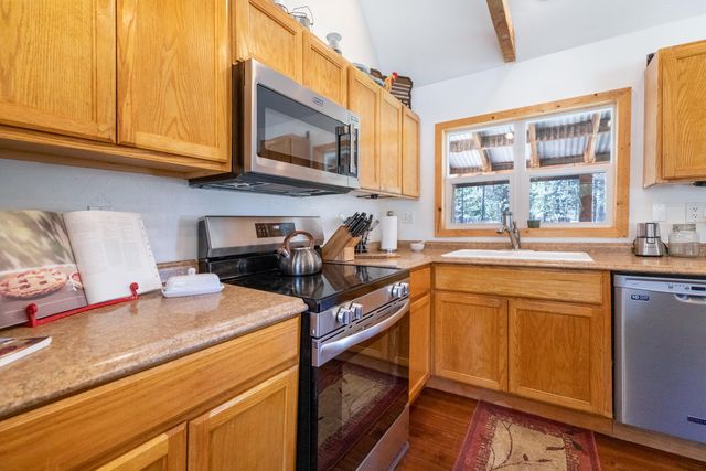 8965 Split Rail Road, La Pine, OR 97739