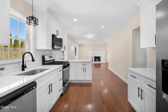 19 Carver Street, Halfmoon, NY 12118