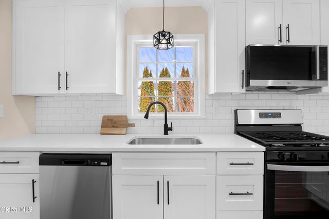 19 Carver Street, Halfmoon, NY 12118