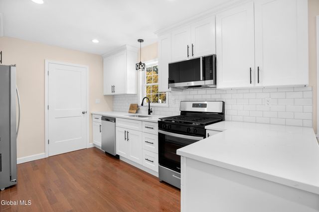 19 Carver Street, Halfmoon, NY 12118