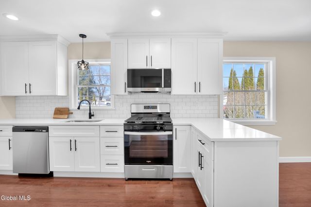 19 Carver Street, Halfmoon, NY 12118