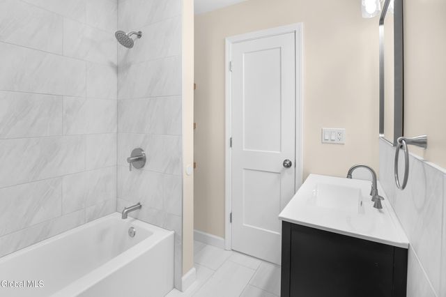 19 Carver Street, Halfmoon, NY 12118