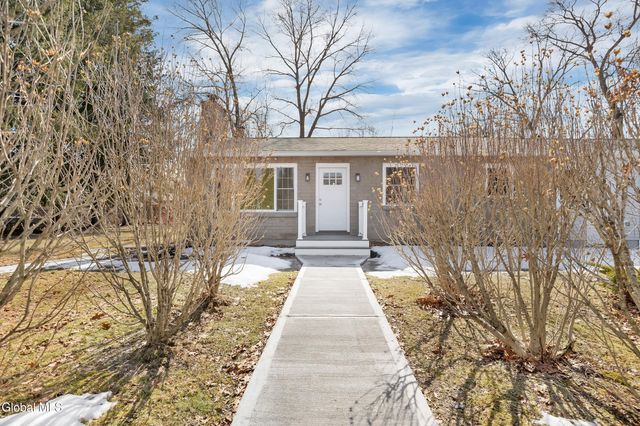 19 Carver Street, Halfmoon, NY 12118