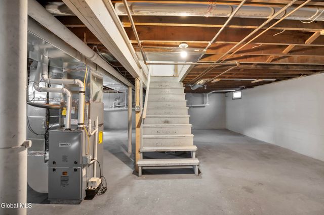 19 Carver Street, Halfmoon, NY 12118