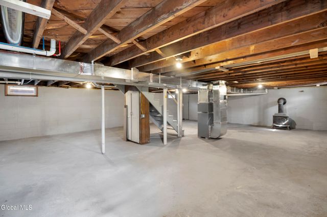 19 Carver Street, Halfmoon, NY 12118