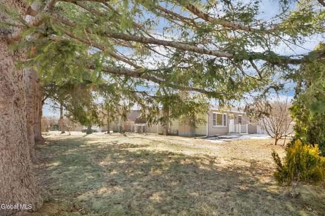 19 Carver Street, Halfmoon, NY 12118