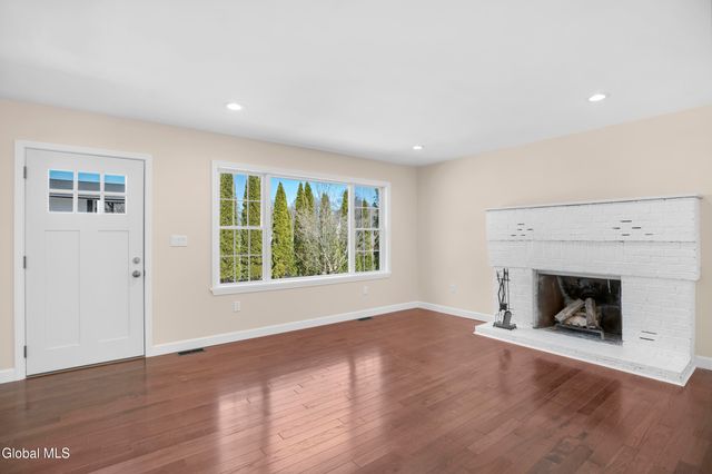 19 Carver Street, Halfmoon, NY 12118